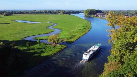 Ein Schiff fährt auf einem Seitenarm der Elbe © Screenshot 