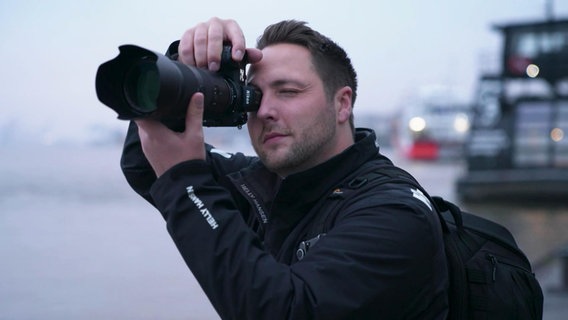 Robert Pietsch beim Fotografieren am Hamburger Hafen © Screenshot 
