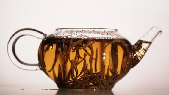 Tee in einer gläsernen Kanne © Screenshot 