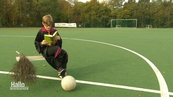 Ein als Harry Potter verkleidetes Kind sitzt auf einem Quidditch-Feld. © Screenshot 