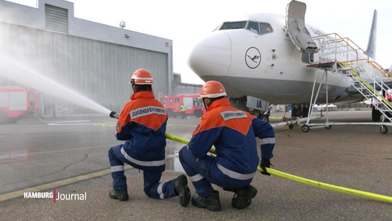 Die Jugendfeuerwehr übt Löscharbeiten an einem Flughafen © Screenshot 