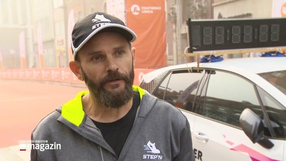 Der Australier Luke Barnden im Interview vor dem Marathon in Lübeck. © Screenshot 