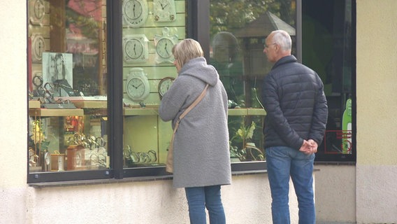 Zwei Menschen stehen vor einem Schaufenster © Screenshot 