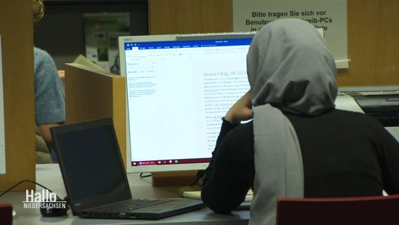 Eine Frau arbeitet in der Stadtbibliothek Hannover an einem Computer. © Screenshot 