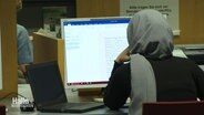 Eine Frau arbeitet in der Stadtbibliothek Hannover an einem Computer. © Screenshot 