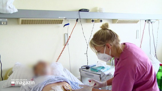 Eine Pflegerin an einem Krankenbett. © Screenshot 