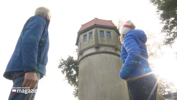Zwei Menschen schauen einen Turm an. © Screenshot 