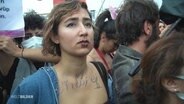 Eine junge Iranerin bei einer Demonstration. © Screenshot 