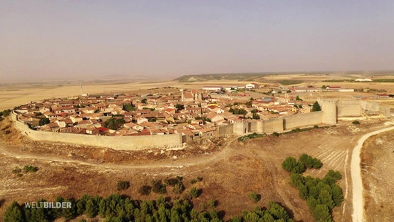 Ein spanisches Dorf aus der luft betrachtet. © Screenshot 