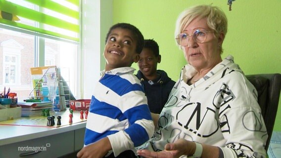 Familienpatin Brigitte mit ihren Patenkindern. © Screenshot 