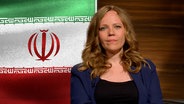 Sarah Bosetti vor der iranischen Flagge. © NDR 
