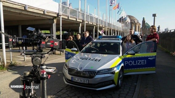 Polizeiwagen bei einem Filmdreh. © Screenshot 