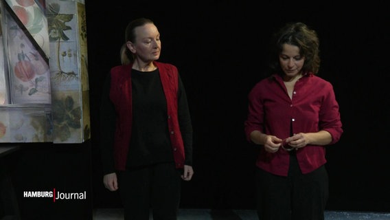 Schauspierlerinnen auf der Bühne im Ohnsorg-Theater. © Screenshot 