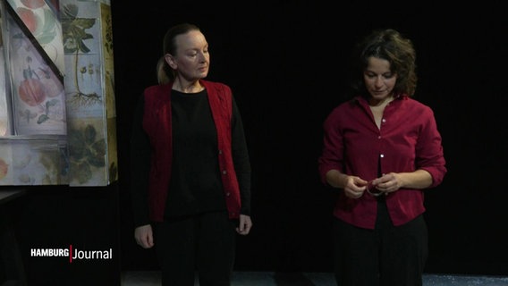 Schauspierlerinnen auf der Bühne im Ohnsorg-Theater. © Screenshot 