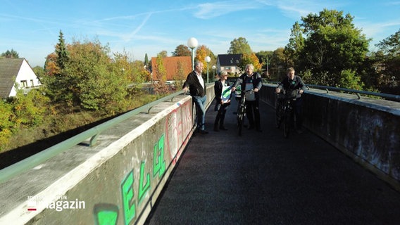 Bürgerinitiative auf einer Autobahnbrücke. © Screenshot 
