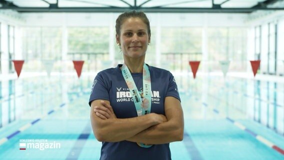 Nele Siegmeier am Schwimmbecken. © Screenshot 