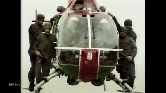 Spezialeinheiten der Polizei auf einem Hubschrauber. © Screenshot 