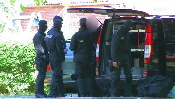 SEK-Beamte bei einem Einsatz. © Screenshot 