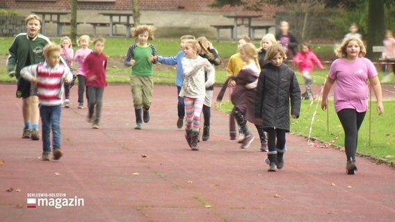 Rennende Schulkinder beim Spendenlauf. © Screenshot 