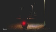 Ein Fahrradfahrer in der Dunkelheit. © Screenshot 