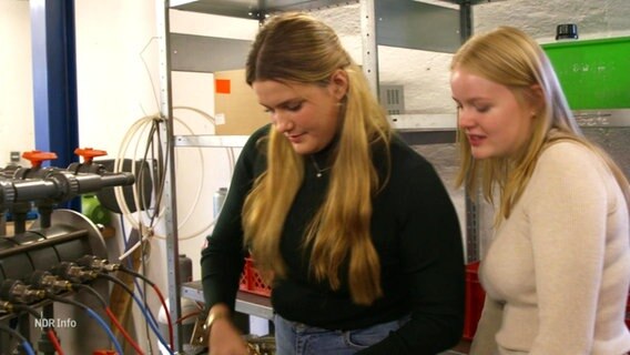 Zwei junge Frauen arbeiten an einer Batterie. © Screenshot 