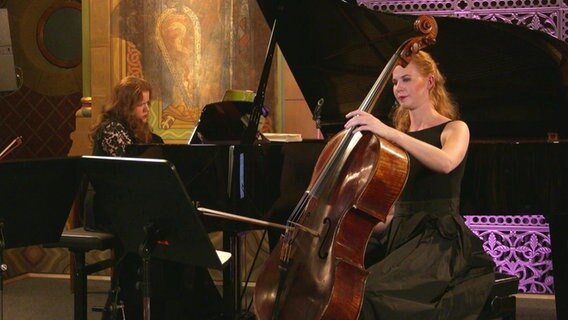 Die Musikerinnen Lauma Skride am Klavier und Harriet Krijgh am Cello. © Screenshot 
