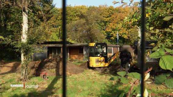 Baggerarbeiten auf einem Grundstück im Volkspark bei der Suche nach der vermissten Hilal. © Screenshot 