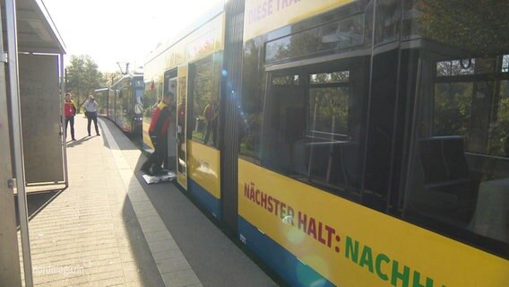 Eine Straßenbahn der Deutschen Post. © Screenshot 