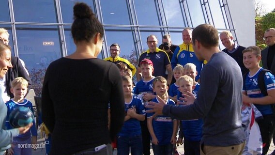 Sasic und Lahm vor einer Gruppe Kindern. © Screenshot 