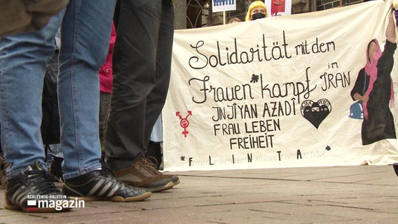 Ein Banner fordert mehr Solidarität für die Frauen im Iran. © Screenshot 