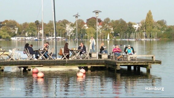 Menschen auf einem Steg im Wasser. © Screenshot 