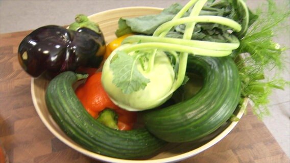 Gemüse, darunter krumme Gurken, in einer Schüssel. © Screenshot 