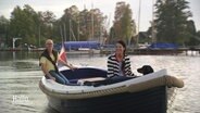 Ein Paar fährt mit ihrem Hund auf einem Boot. © Screenshot 