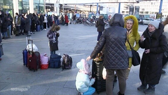 Flüchtlinge am Bahnhof. © Screenshot 