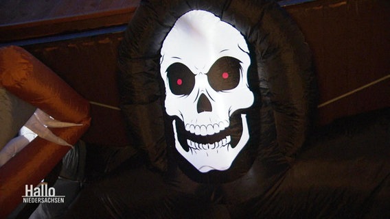 Eine Skelettmaske im Halloween-Haus von Seevetal. © Screenshot 