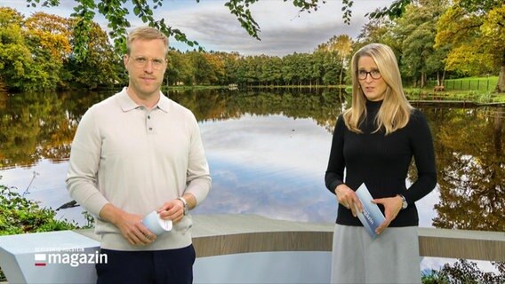 Christopher Scheffelmeyer und Harriet Heise moderieren das Schleswig-Holstein Magazin am 31.10.2022. © Screenshot 