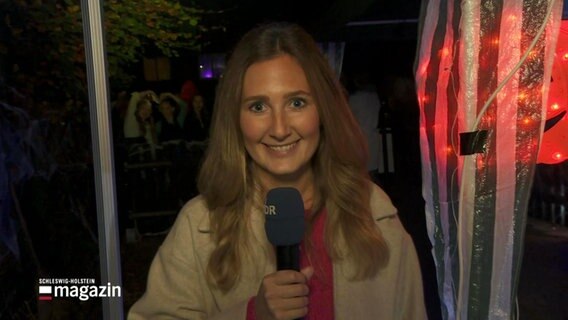 Reporterin Hannah Bird berichtet vorm Halloween-Haus in Großhansdorf. © Screenshot 