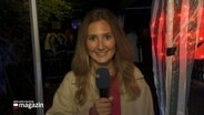 Reporterin Hannah Bird berichtet vorm Halloween-Haus in Großhansdorf. © Screenshot 