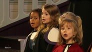 Kinder singen bei einem Gottesdienst. © Screenshot 