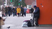 Ein Obdachloser und Passanten auf den Straßen Hamburgs. © Screenshot 
