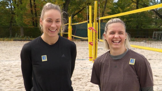 Die Beachvolleyballerinnen Louisa Lippmann (l.) und Laura Ludwig. © Screenshot 