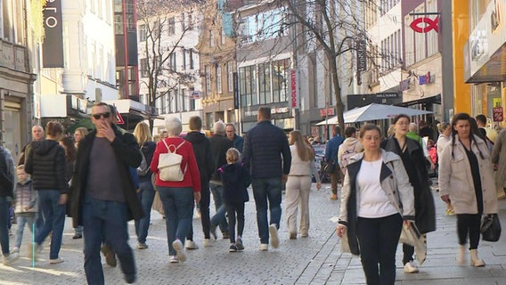 Menschen in der Fußgängerzone. © Screenshot 