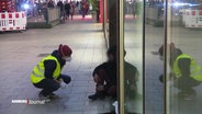 Helfende Person des Kältebus im Gespräch mit einer obdachlosen Person © Screenshot 
