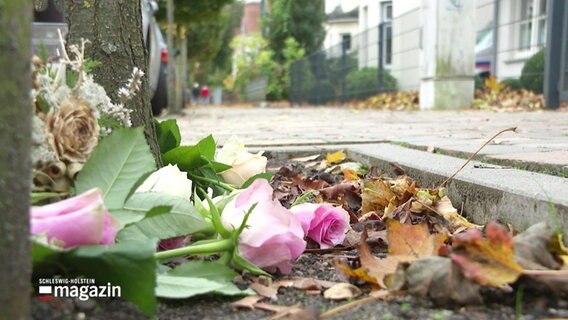 Auf dem Boden liegende Rosen nahe des Tatorts © Screenshot 