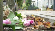 Auf dem Boden liegende Rosen nahe des Tatorts © Screenshot 