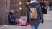 Ein Obdachloser auf der Straße. © Screenshot 