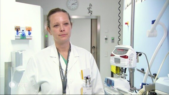 Eine Ärztin in einer Klinik wird befragt. © Screenshot 
