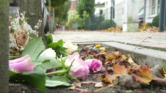 Blumen liegen an einem Tatort. © Screenshot 