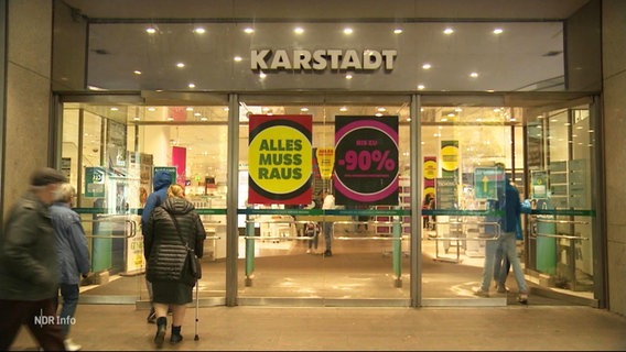 Eingang eines Galeria Karstadt Kaufhofs mit Sale-Schildern © Screenshot 