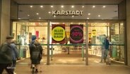 Eingang eines Galeria Karstadt Kaufhofs mit Sale-Schildern © Screenshot 